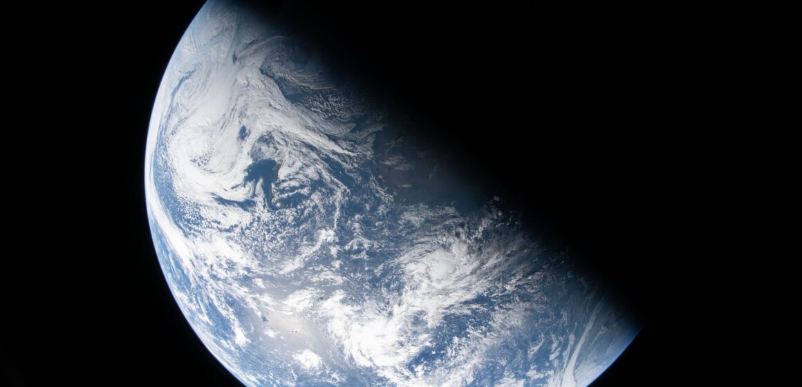 NASA опубликовала первые снимки Земли, сделанные экипажем миссии Artemis II по пути к Луне
