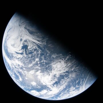 NASA опубликовала первые снимки Земли, сделанные экипажем миссии Artemis II по пути к Луне