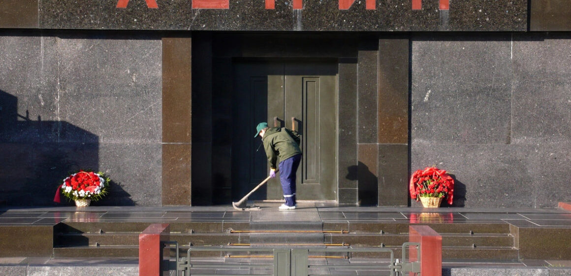 Студент бросил мокасин в саркофаг Ленина в Москве — арест на 10 суток