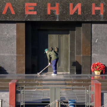 0f42b7fc4a84f3277d15a6a71deba2ae Студент бросил мокасин в саркофаг Ленина в Москве — арест на 10 суток