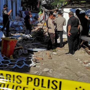 2026-04-02T063933Z_639991573_RC2UGKA3640M_RTRMADP_3_INDONESIA-QUAKE.JPG Мощное землетрясение в Индонезии: один погибший, разрушения и угроза цунами после толчка магнитудой 7,4