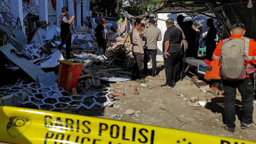 2026-04-02T063933Z_639991573_RC2UGKA3640M_RTRMADP_3_INDONESIA-QUAKE.JPG Мощное землетрясение в Индонезии: один погибший, разрушения и угроза цунами после толчка магнитудой 7,4