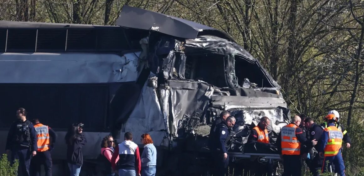 FB9EJuwThlvqeO5UKQOyCxnhVfs5SY3C2E49zEUO Трагедия на севере Франции: поезд TGV столкнулся с грузовиком