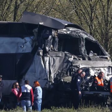 Трагедия на севере Франции: поезд TGV столкнулся с грузовиком