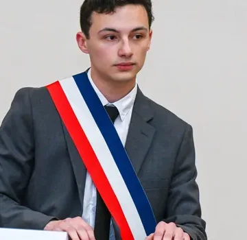 IMG_1795 Во Франции 19-летний кандидат выиграл выборы и возглавил город