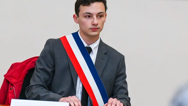 IMG_1795 Во Франции 19-летний кандидат выиграл выборы и возглавил город