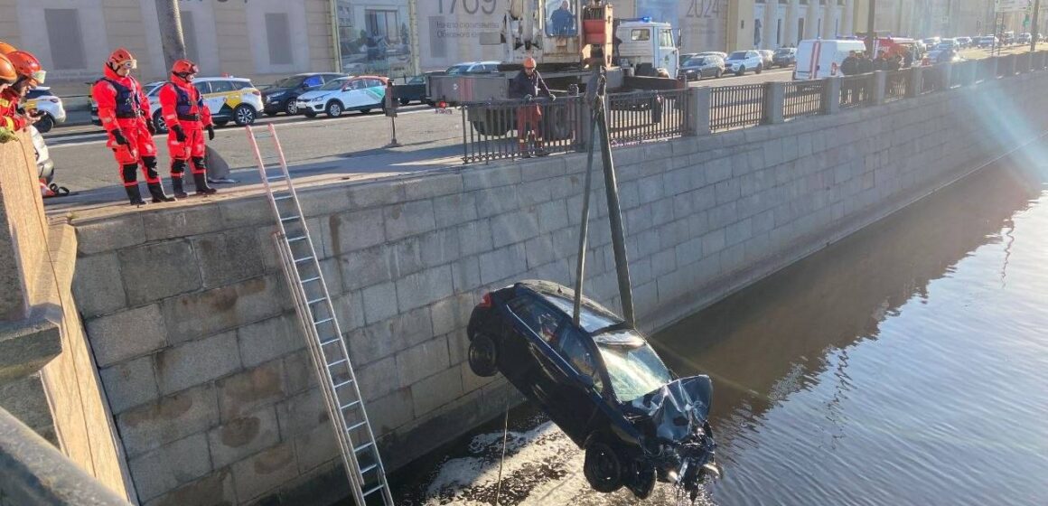Трагедия на набережной в Петербурге: машина сбила человека и ушла под воду