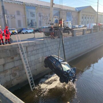 Трагедия на набережной в Петербурге: машина сбила человека и ушла под воду
