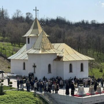 Епископ Южной Басарабии освятил колокола монастыря в Стояновке