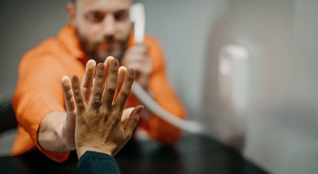 Wife in visit to husband in prison История любви, обернувшаяся мошенничеством