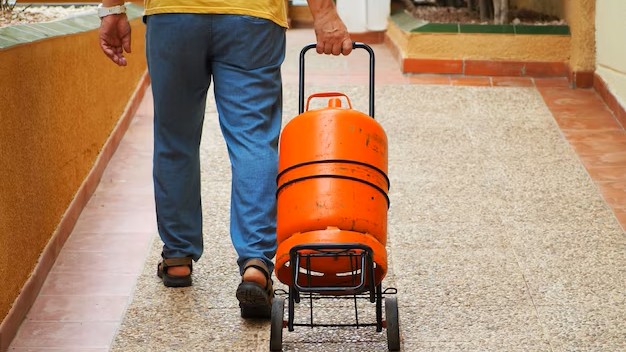 man-cart-carries-orange-gas-cylinder_543222-1006 Использование газовых баллонов в многоквартирных домах будет запрещено законом