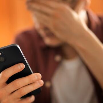 medium-shot-suffering-teenager-being-cyberbullied_23-2150171412 Вниманию жителей столицы: мошенники собирают личные данные от имени Apă-Canal