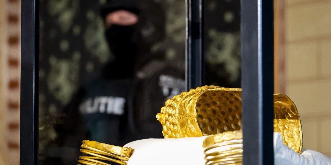 Кража шлема из Коцофенешть и золотых браслетов: в Нидерландах начался процесс над грабителями