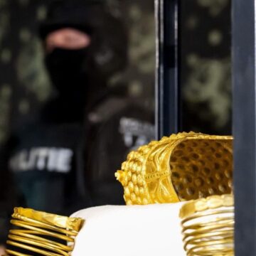 Кража шлема из Коцофенешть и золотых браслетов: в Нидерландах начался процесс над грабителями