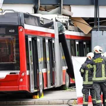 Серьезное ДТП в Австрии: троллейбус врезался в супермаркет в Зальцбурге, есть жертвы