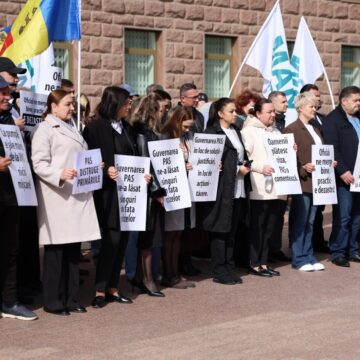 photo_2026-04-24_11-14-35 «Коридор позора» у парламента: партия MAN осудила «стратегическое молчание» властей