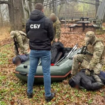 В Молдову на надувной лодке: в Черновицкой области раскрыли дорогостоящую схему нелегальной миграции