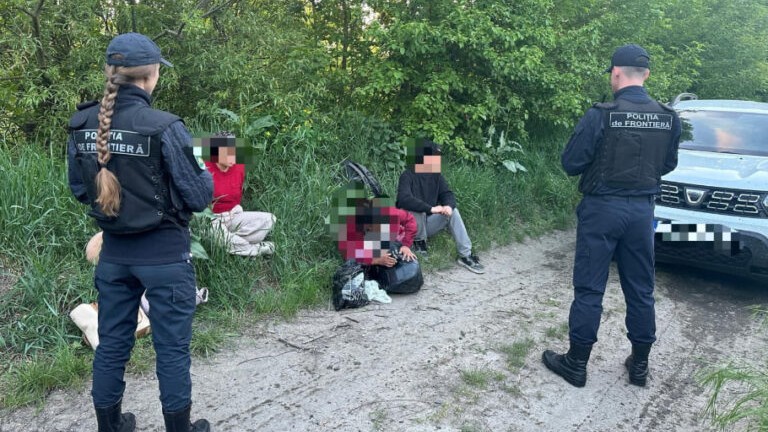 01 В районе Бричень пограничники пресекли попытку незаконного перехода границы группой граждан Непала