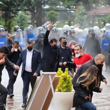 09 Слезоточивый газ против оппозиции: полиция взяла штурмом офис Народно-республиканской партии в Анкаре