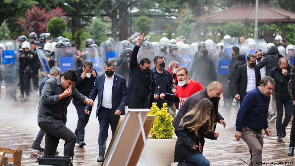09 Слезоточивый газ против оппозиции: полиция взяла штурмом офис Народно-республиканской партии в Анкаре