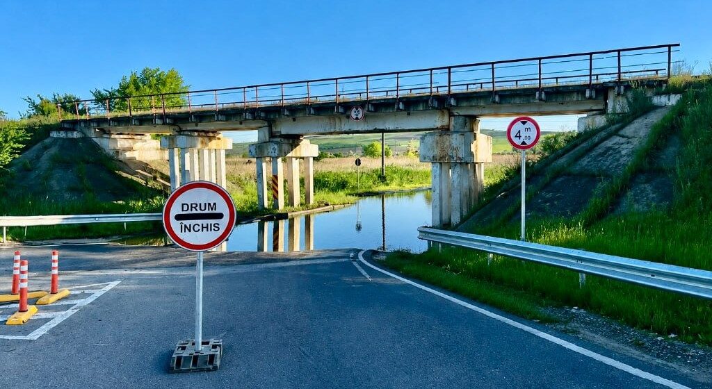 В Стрэшень из-за затопления перекрыта дорога под железнодорожным мостом