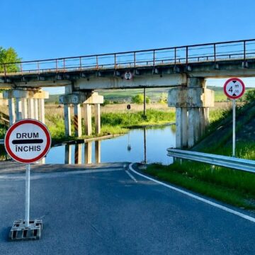 В Стрэшень из-за затопления перекрыта дорога под железнодорожным мостом