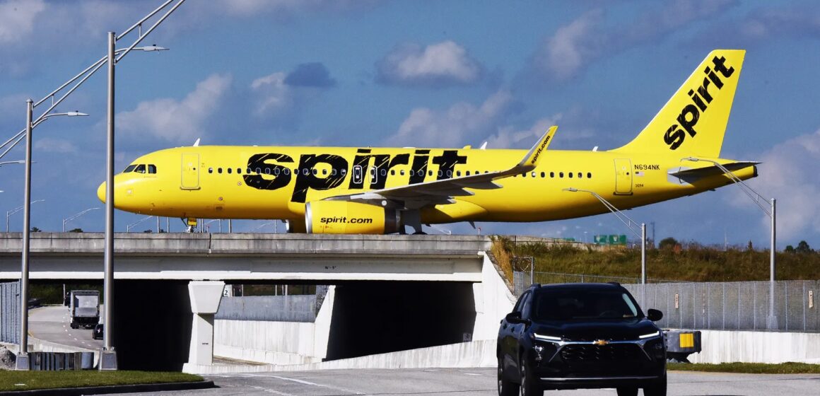 Spirit Airlines прекращает деятельность из-за цен на топливо и провала господдержки
