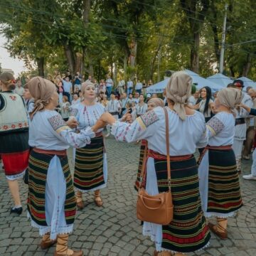 Народная музыка и 100 килограммов голубцов