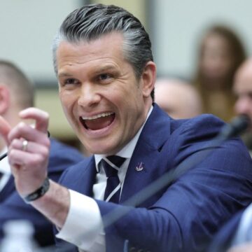 Глава Пентагона оказался под шквалом неудобных вопросов в Конгрессе: Пит Хегсет сорвался на демократов