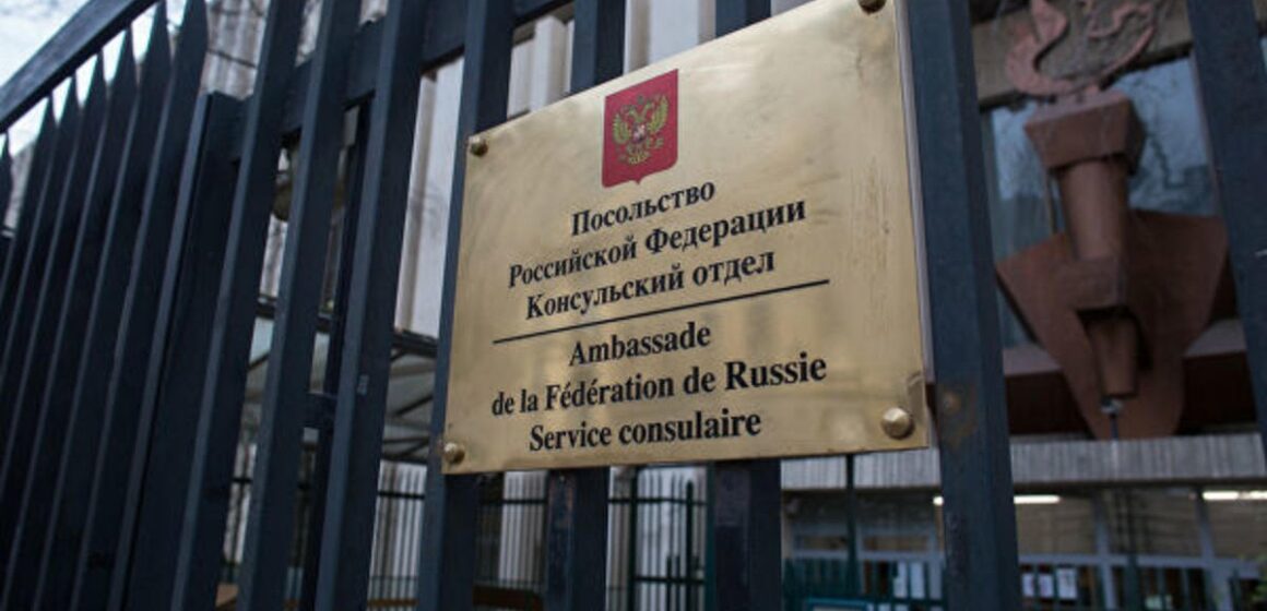 Российским дипломатам во Франции заблокировали карты на бензин