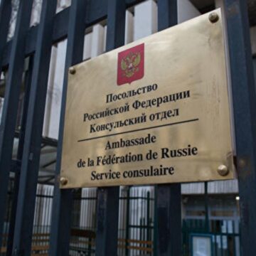 Российским дипломатам во Франции заблокировали карты на бензин