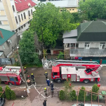 В Кишинёве молния вызвала пожар на мансарде жилого дома: эвакуированы 15 человек