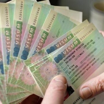 ЕС обещает точечные ограничения на шенгенские визы для россиян на фоне критики