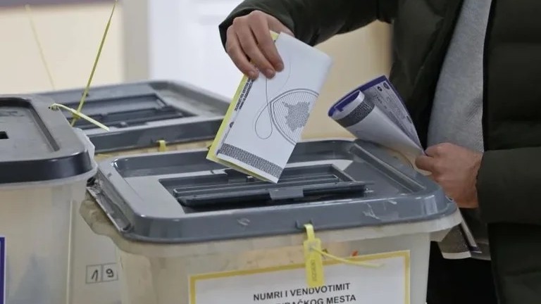 162 В Косово проходят досрочные парламентские выборы — жители страны голосуют третий раз за 18 месяцев