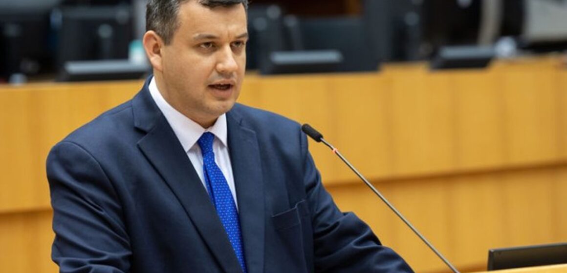 Еуджен Томак — гражданин Румынии и Республики Молдова. От украинского гражданства он отказался, заявил назначенный премьер-министр Румынии