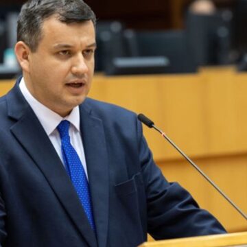 Еуджен Томак — гражданин Румынии и Республики Молдова. От украинского гражданства он отказался, заявил назначенный премьер-министр Румынии