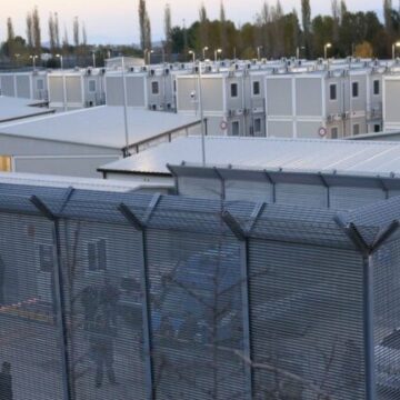 ЕС готовит новые правила по высылке мигрантов в центры за пределами блока, но «не вблизи европейских границ»