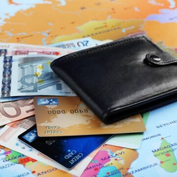 215 ЕС ограничивает наличные платежи: при крупных покупках могут потребовать удостоверение личности