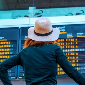 Новые стандарты авиаперевозок в ЕС: трехчасовой порог компенсаций сохранен, а сборы за ручную кладь ограничены