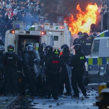 «Вместе против ненависти»: тысячи жителей Белфаста вышли на митинг против расизма
