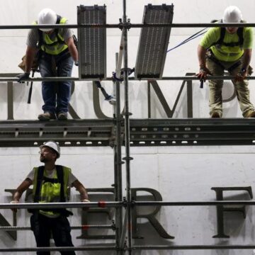 Имя Дональда Трампа демонтировано с фасада Кеннеди-центра в Вашингтоне