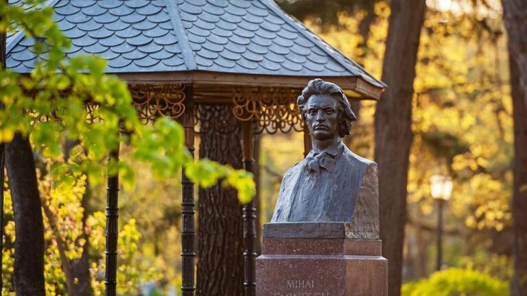 274 137 лет со дня смерти Михая Еминеску — великого журналиста, мыслителя, писателя и поэта