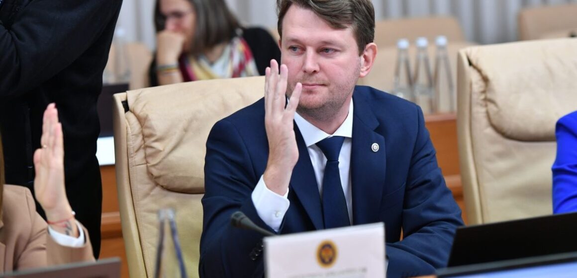 Андриан Гаврилицэ отказывается от применения 20% НДС на лекарства после критики со стороны Емила Чебана