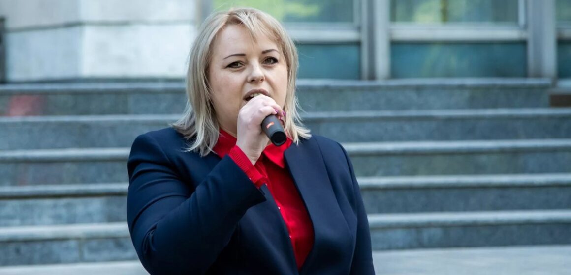 Ирина Лозован пытается через суд взыскать зарплату с Парламента