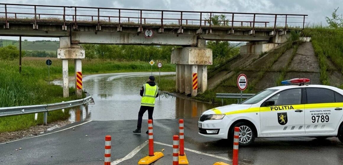 В Страшенском районе перекрыли дорогу из-за затопления моста