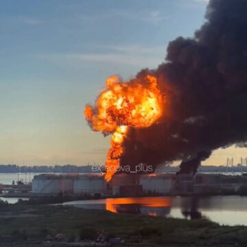 Масштабная атака дронов на Россию: в Санкт-Петербурге загорелся нефтяной терминал