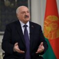 Лукашенко: Беларусь не должна становиться участником войны России и Украины.