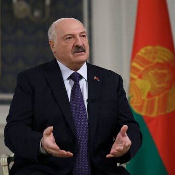 Лукашенко: Беларусь не должна становиться участником войны России и Украины.
