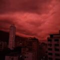 Небо над Венесуэлой окрасилось в красный цвет