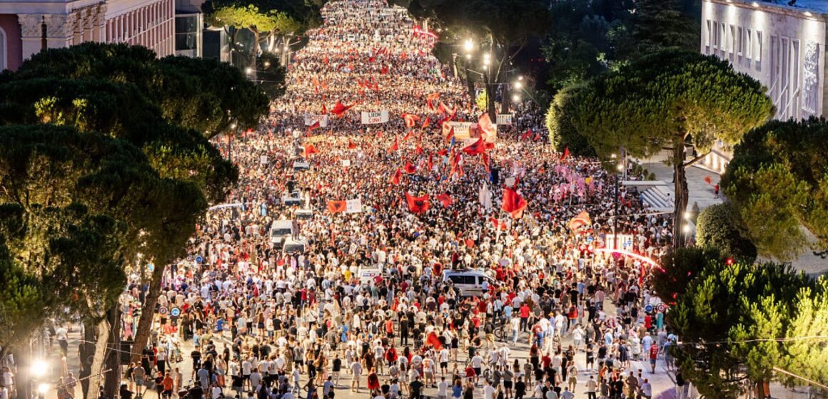 577 В Албании 35-ю ночь подряд проходят протесты: «Эди Рама, в отставку!»